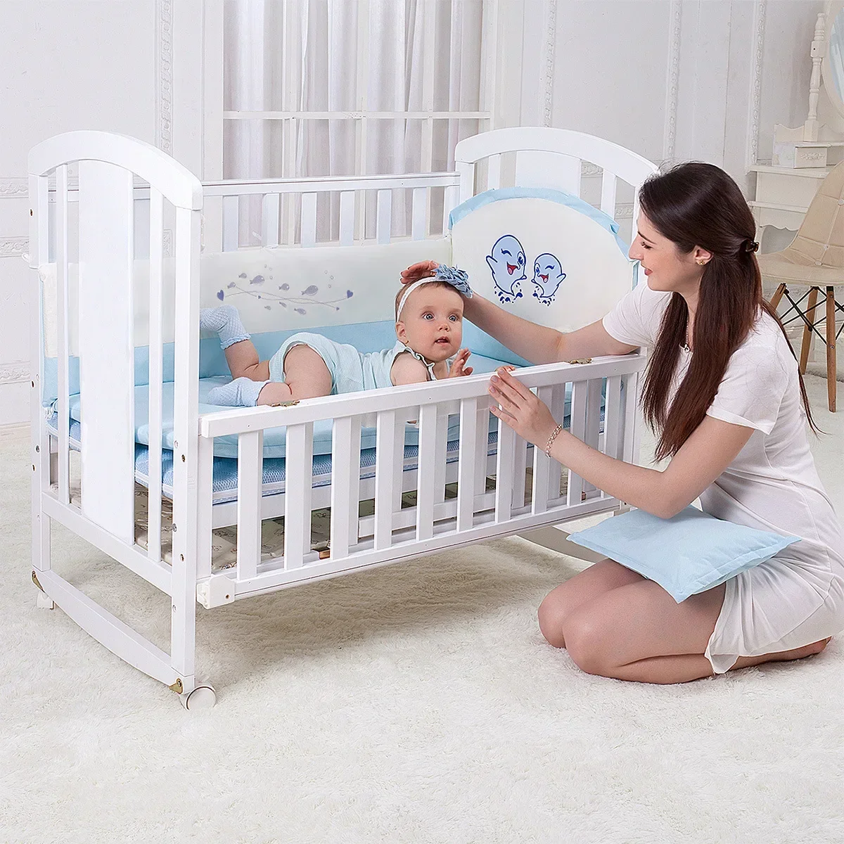 Solid Wood Baby Crib Newborn Baby Crib European Style Baby Cradle with Rollers Multifunctional Cradle Splicing